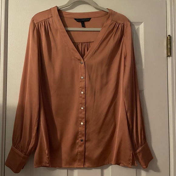 White House Black Market Coral Long Sleeve Cuff Satin Shirt in Size 8 - Picture 3 of 7